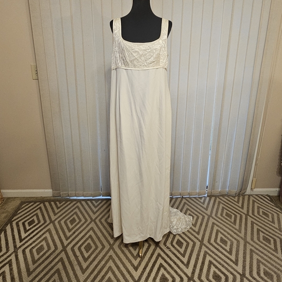Chic Ivory Wedding Gown - Picture 1 of 6